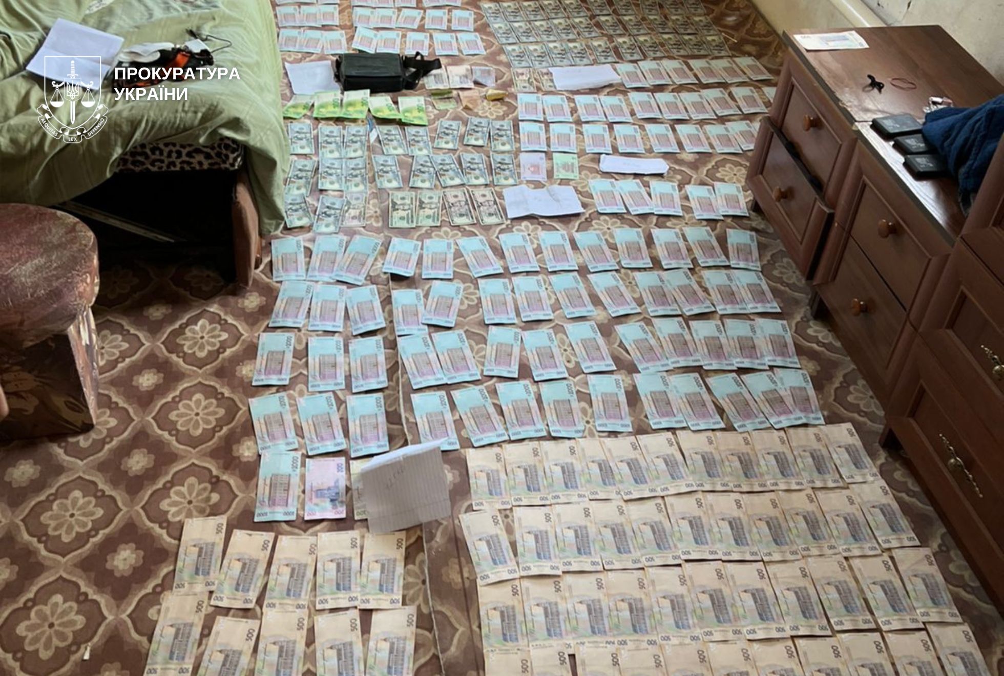 Гуманітарні автівки для армії продавали через інтернет: на Дніпровщині викрили схему