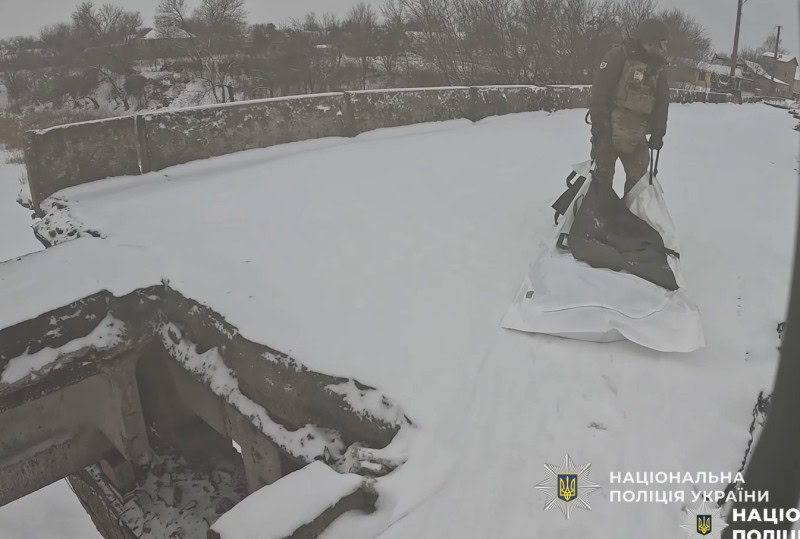 3 км по снігу: поліцейські пішки евакуювали тіло чоловіка з прифронтової Олександрівки