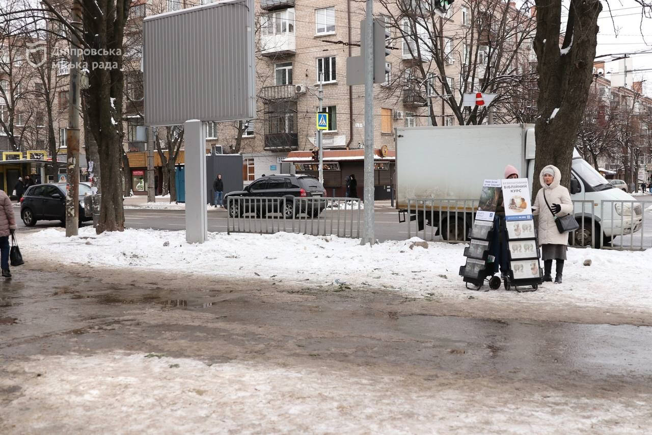 У Дніпрі перевіряють прибирання ялинкових ринків: порушників очікує штраф