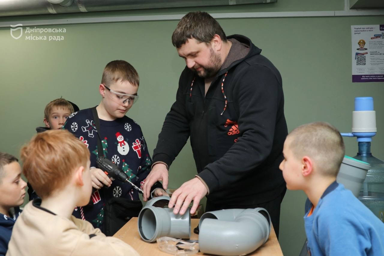Юні техніки з Дніпра створюють модульні годівниці для тварин прифронтових громад