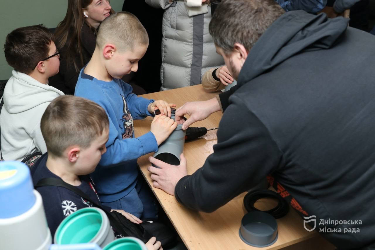 Юні техніки з Дніпра створюють модульні годівниці для тварин прифронтових громад