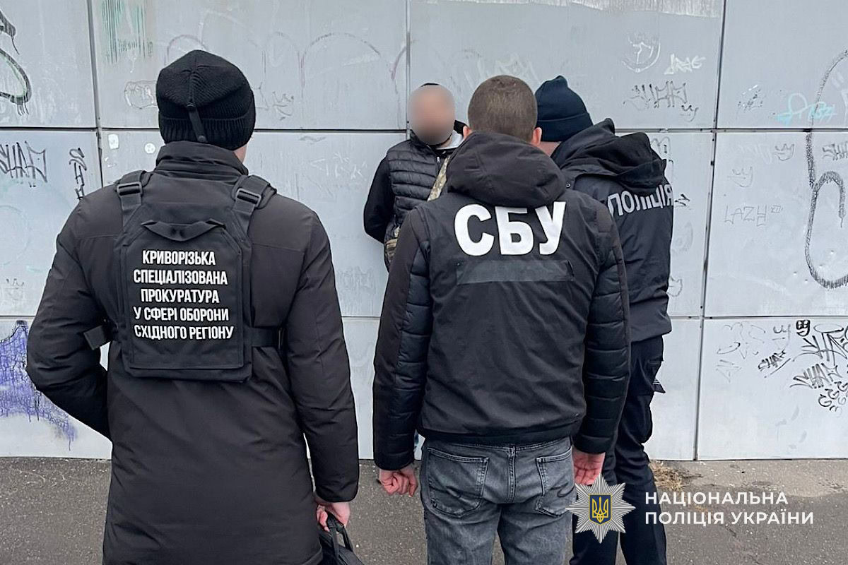 Натисни щоб дізнатись більше про: У Кривому Розі затримали чоловіка з арсеналом зброї та боєприпасів на 64 тис грн