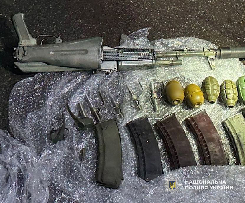 У Кривому Розі затримали чоловіка з арсеналом зброї та боєприпасів на 64 тис грн