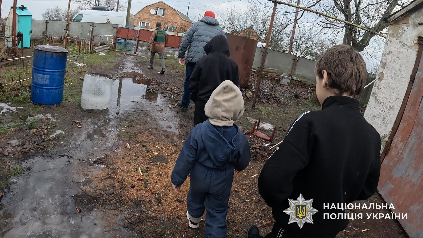 «Білі янголи» евакуювали родину з чотирма дітьми після удару дрона по Васильківці