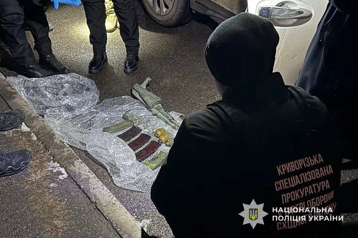 У Кривому Розі затримали чоловіка з арсеналом зброї та боєприпасів на 64 тис грн