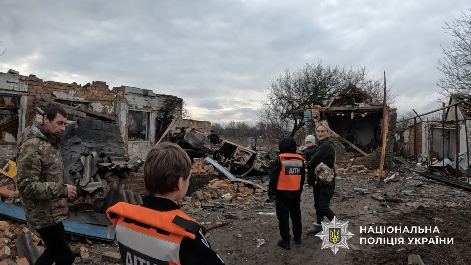 «Білі янголи» евакуювали родину з чотирма дітьми після удару дрона по Васильківці