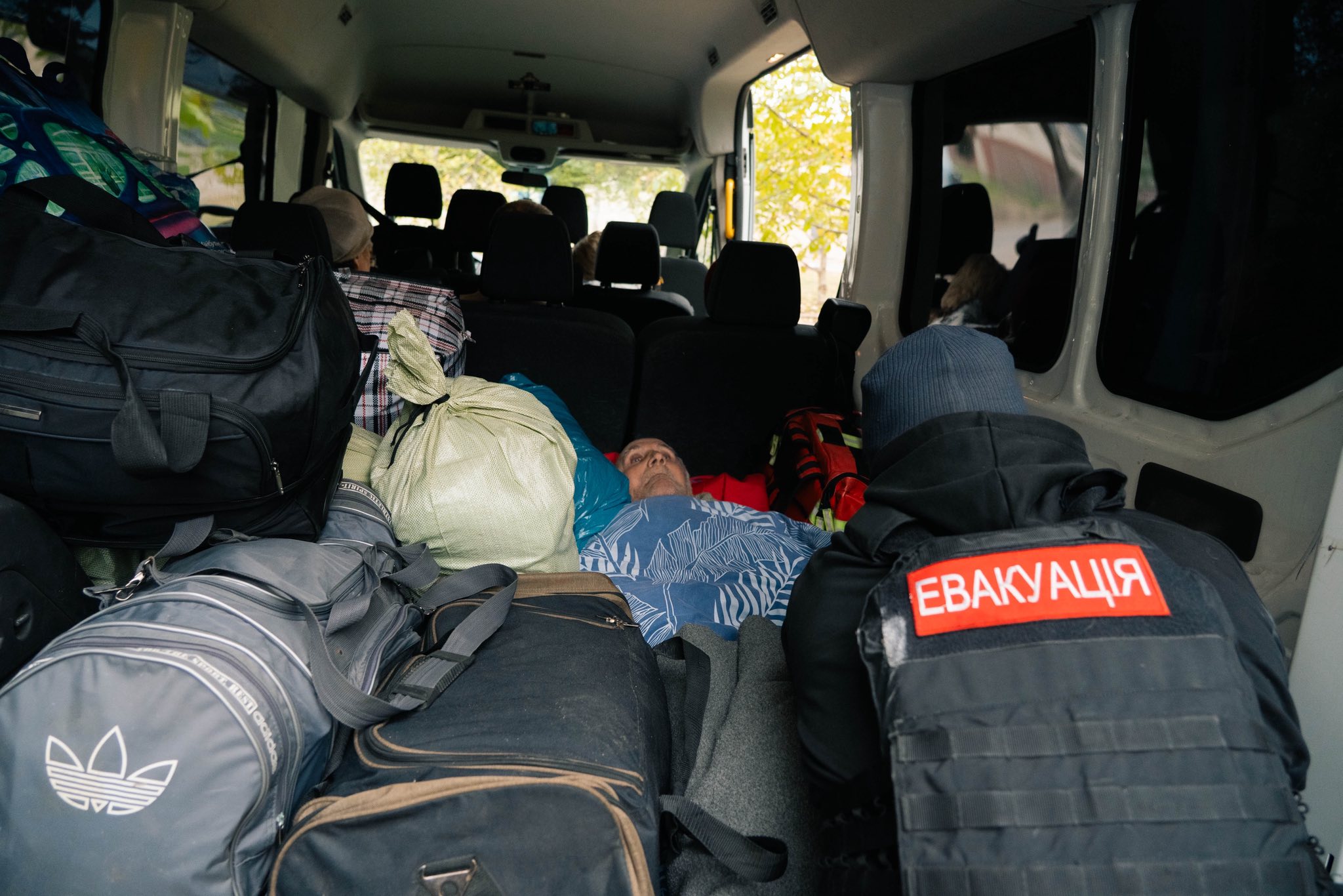 Евакуація з прифронтових громад Дніпровщини: перелік організацій, які допомагають людям