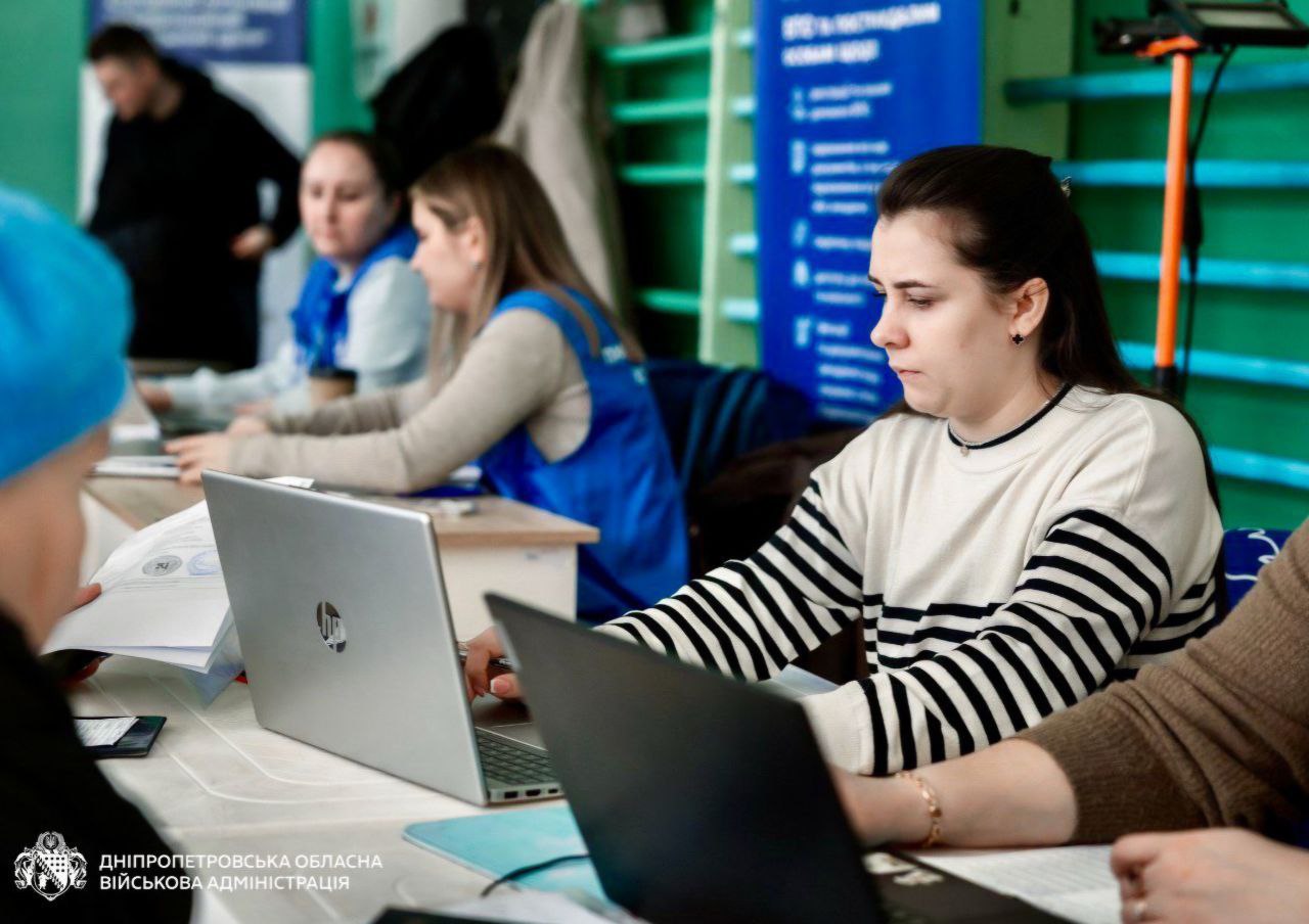 Майже 11 тисяч людей пройшли через евакуаційні пункти Дніпровщини: як допомагають переселенцям