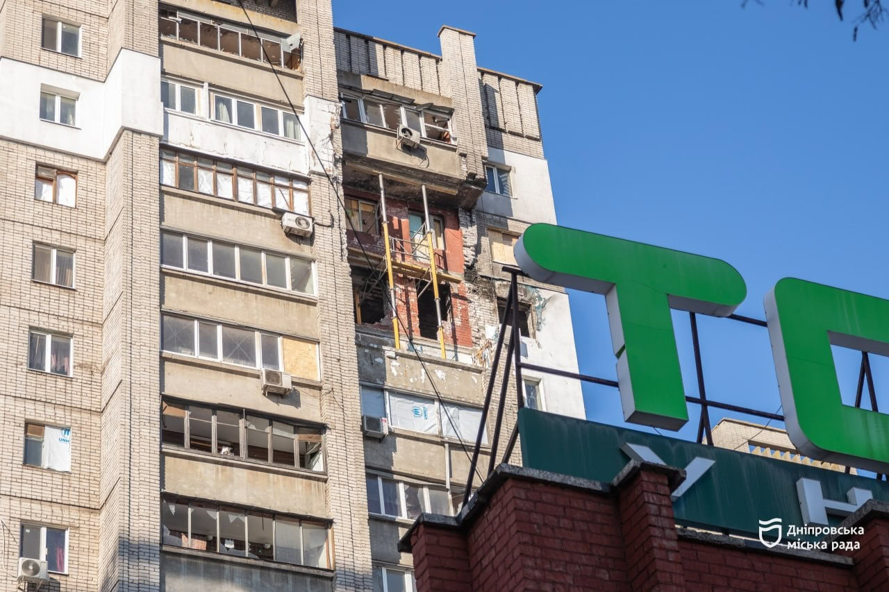 Після удару «шахеда» по будинку на Тополі: у Дніпрі завершують демонтаж аварійних конструкцій