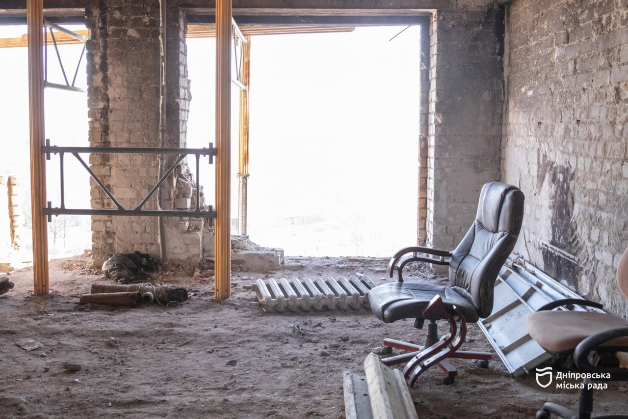 Після удару «шахеда» по будинку на Тополі: у Дніпрі завершують демонтаж аварійних конструкцій