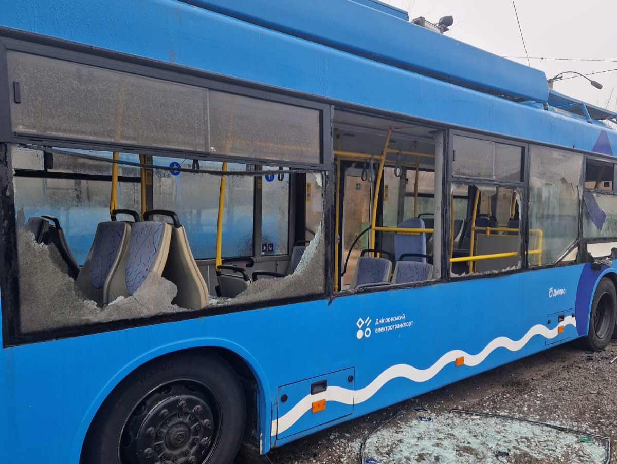 Дрон ударив по тролейбусному депо Дніпра: зруйновані будівлі та пошкоджений транспорт