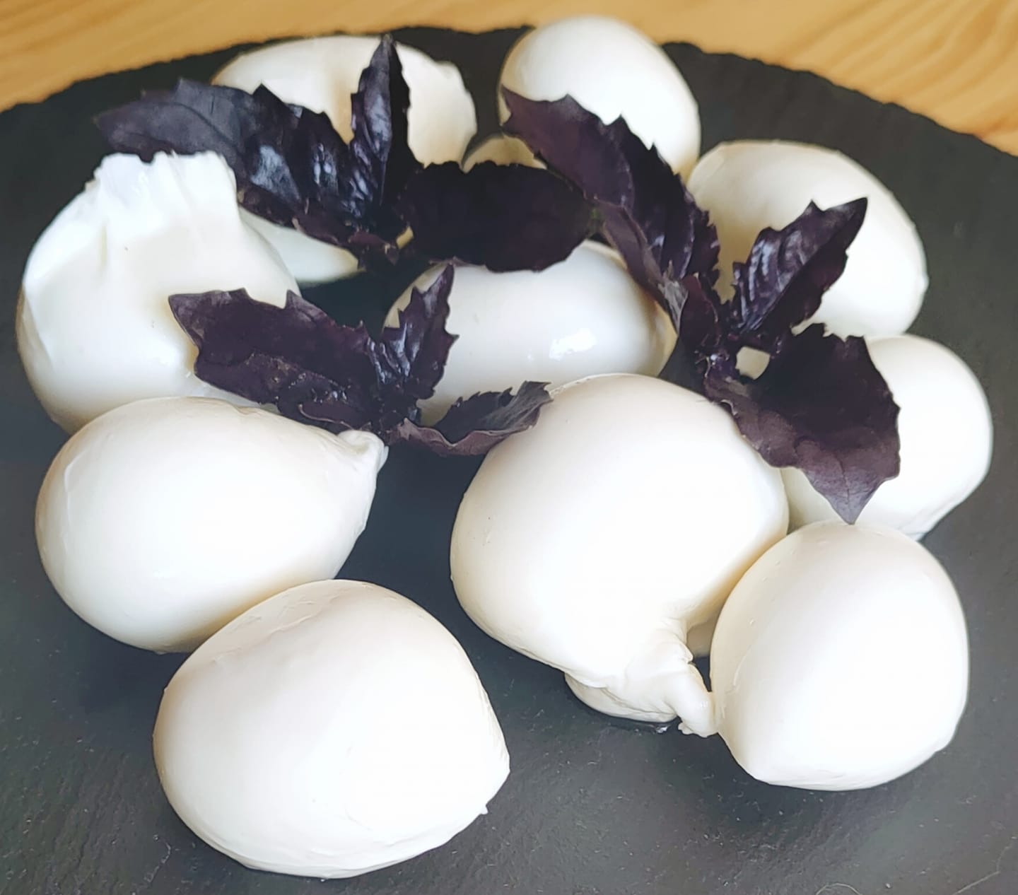 Під обстрілами: молочна ферма зі Слов’янська шукає новий дім для корів і сироварні