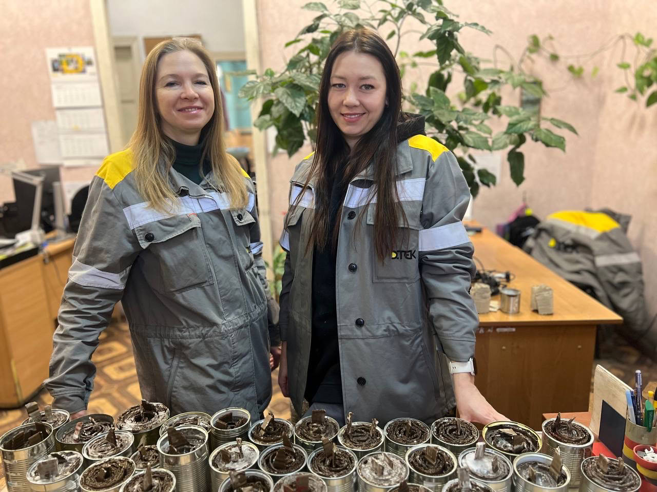 Під час тривог і перерв: енергетики Дніпра плетуть сітки та роблять свічки для військових