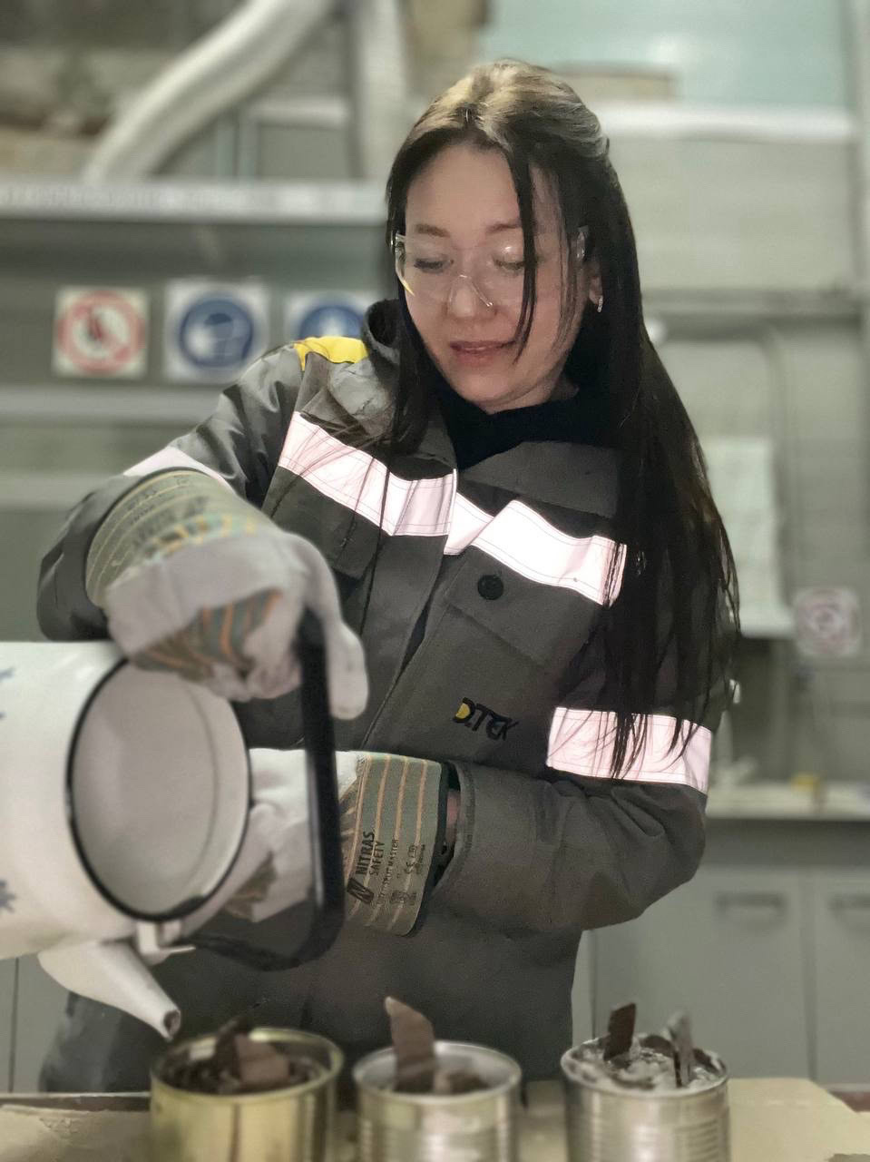 Під час тривог і перерв: енергетики Дніпра плетуть сітки та роблять свічки для військових