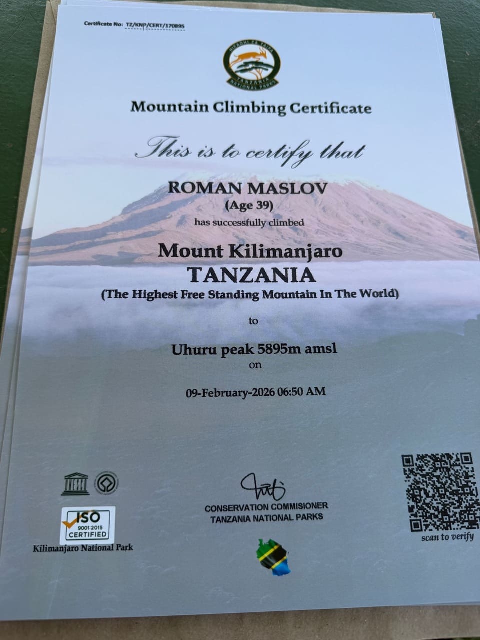 Рекорд України на Кіліманджаро: підприємець із Дніпра підняв прапор на піку Ухуру
