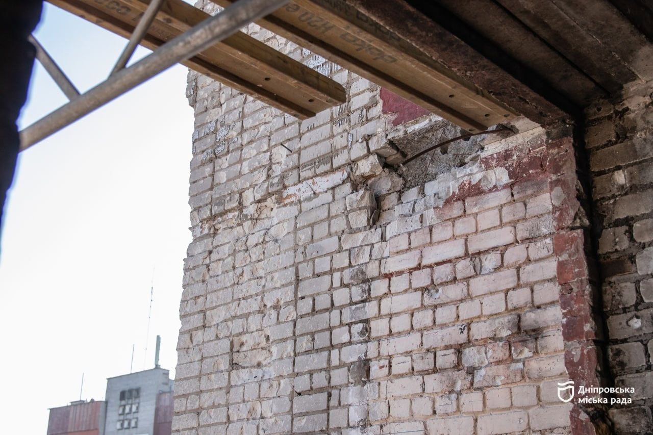 Після удару «шахеда» по будинку на Тополі: у Дніпрі завершують демонтаж аварійних конструкцій