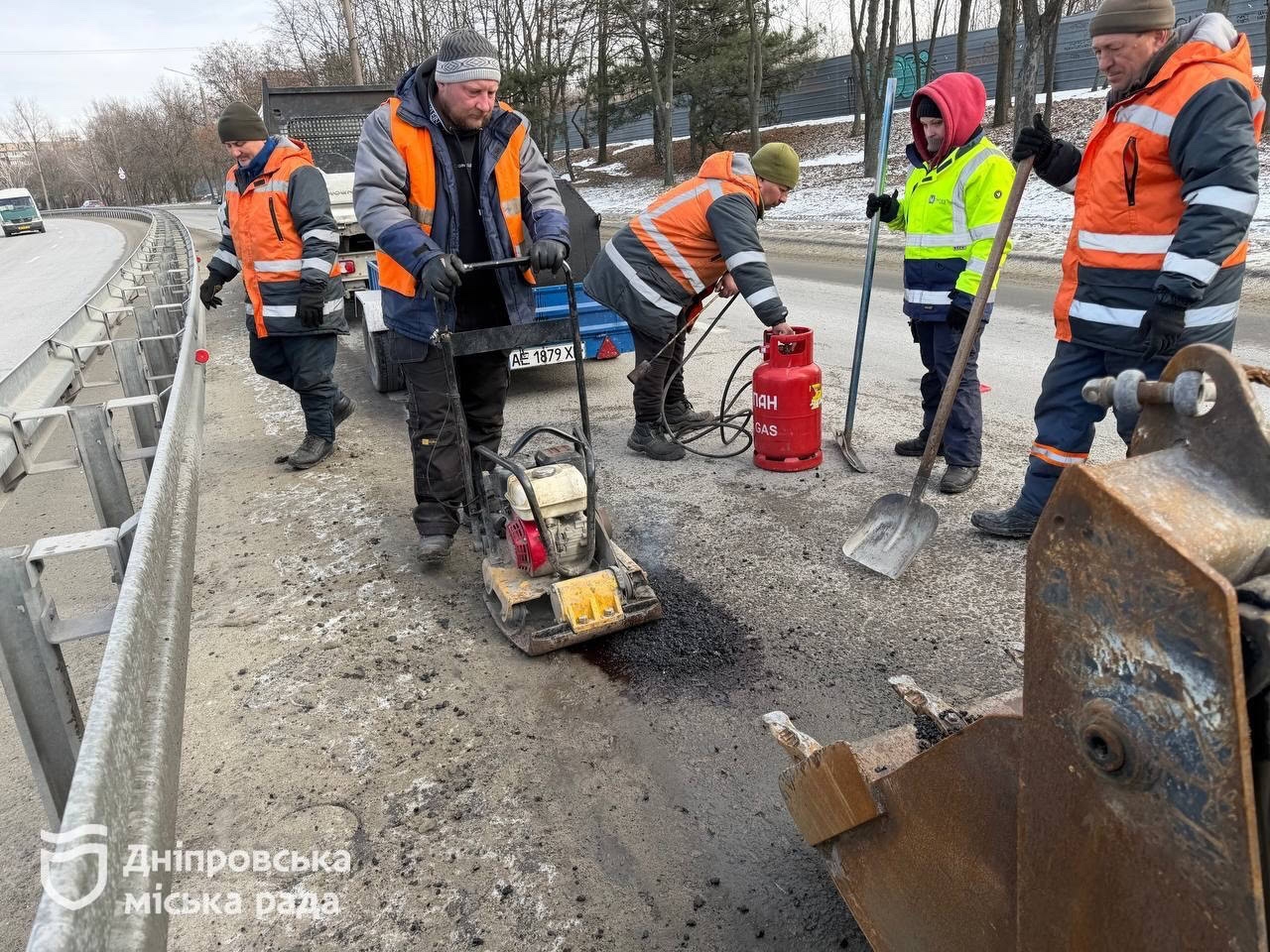 У Дніпрі почали відновлювати дороги після морозів: які ділянки ремонтують першочергово