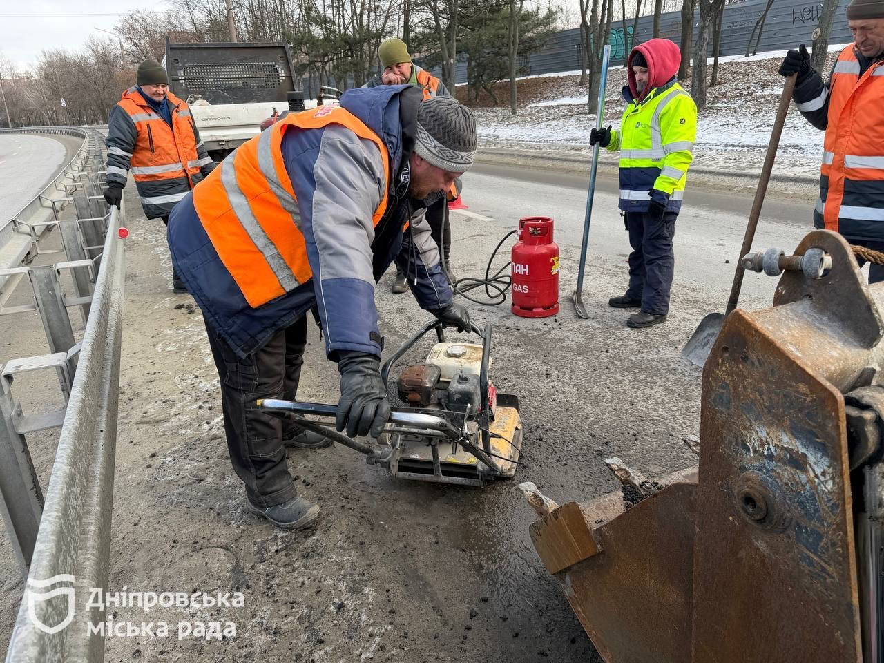 У Дніпрі почали відновлювати дороги після морозів: які ділянки ремонтують першочергово