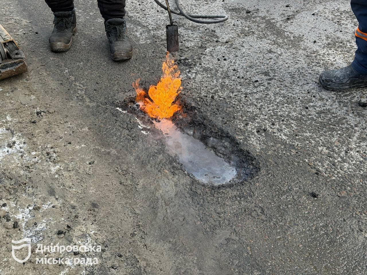 У Дніпрі почали відновлювати дороги після морозів: які ділянки ремонтують першочергово