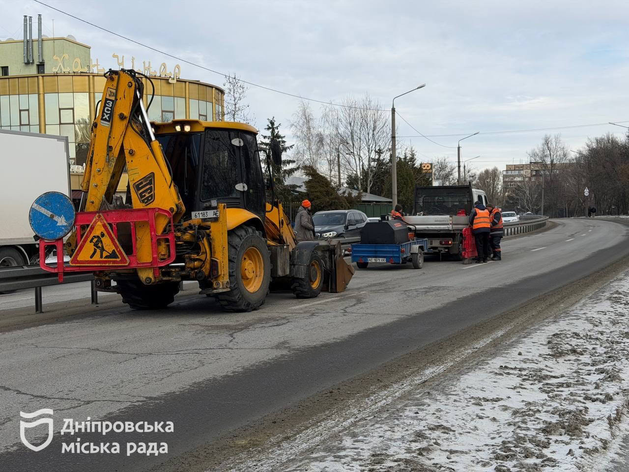 У Дніпрі почали відновлювати дороги після морозів: які ділянки ремонтують першочергово