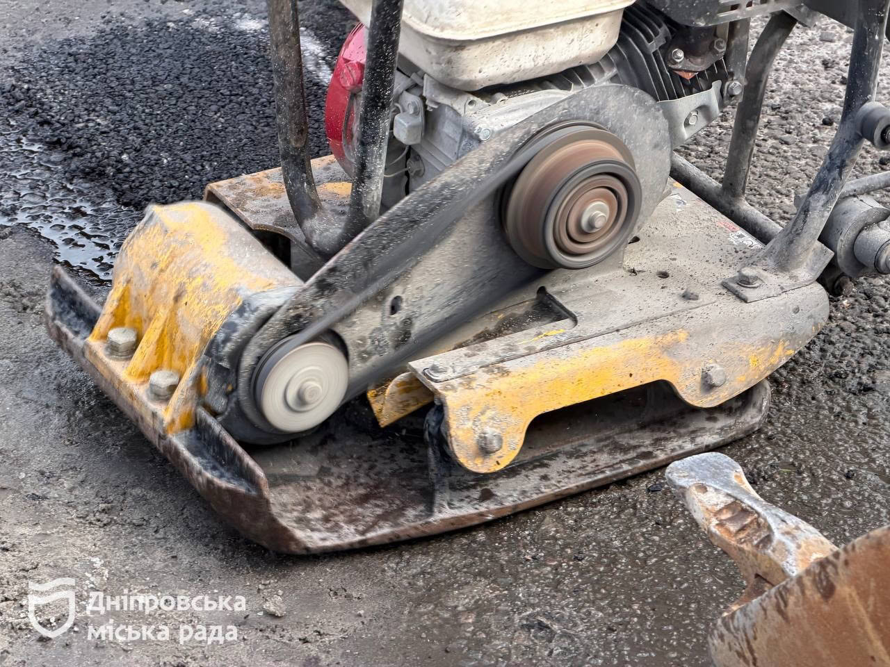 У Дніпрі почали відновлювати дороги після морозів: які ділянки ремонтують першочергово