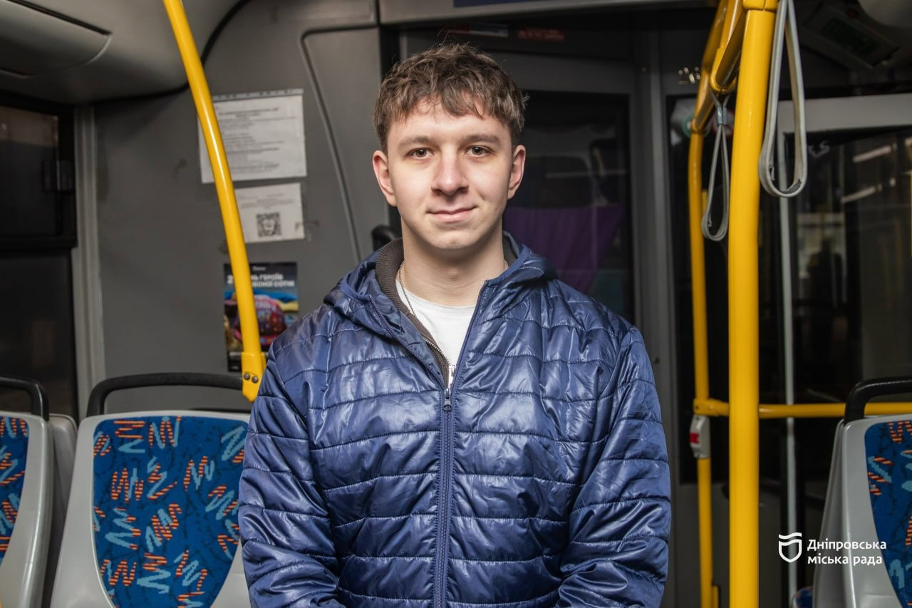 До Дня Героїв Небесної Сотні на електротранспорті Дніпра розмістили плакати молодої дизайнерки