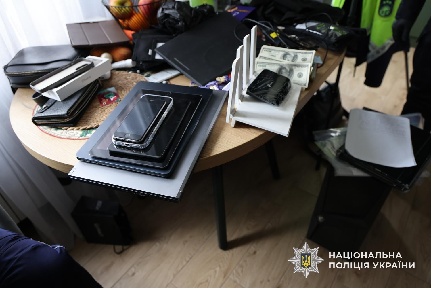 Майже 21 млн грн і 11 затриманих: у Дніпрі ліквідували мережу шахрайських кол-центрів