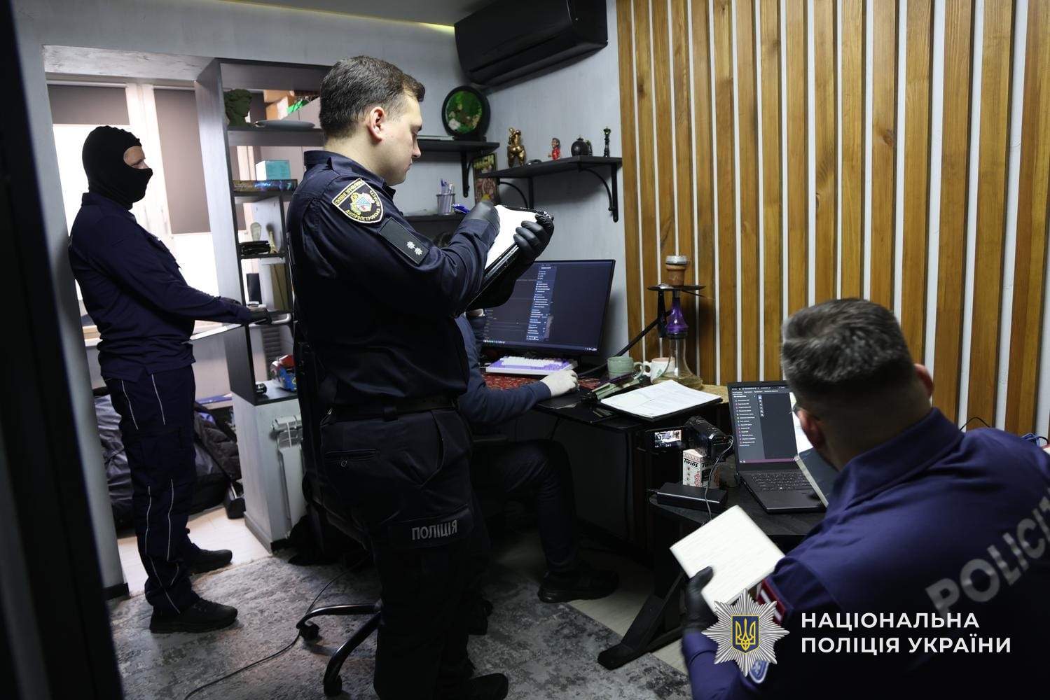 Майже 21 млн грн і 11 затриманих: у Дніпрі ліквідували мережу шахрайських кол-центрів