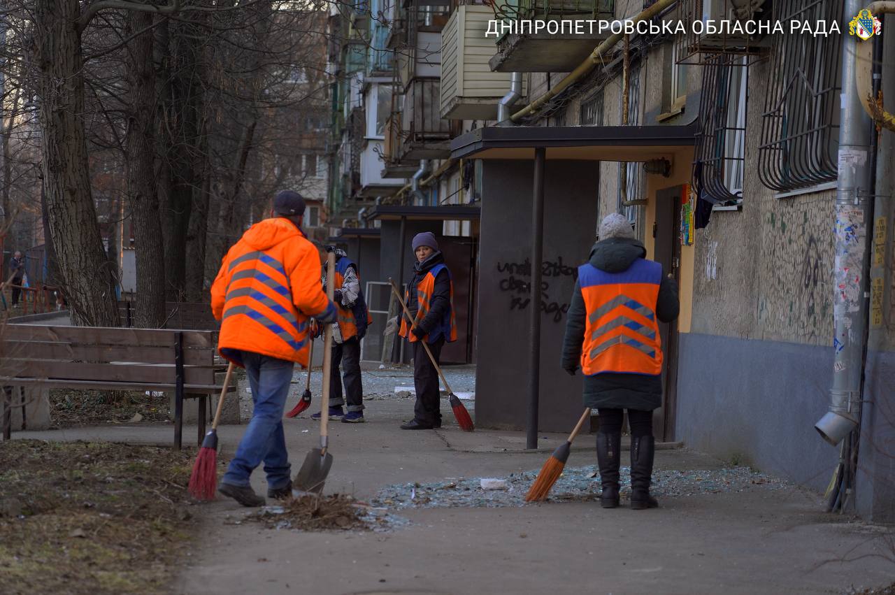 Дніпро після масованої нічної атаки дронів: 10 поранених, серед них 12-річний хлопчик