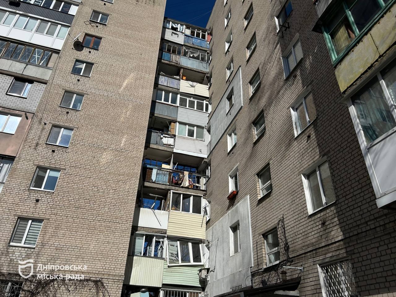 Двоє поранених і понад 140 розбитих квартир: що відбувається в Дніпрі після обстрілу