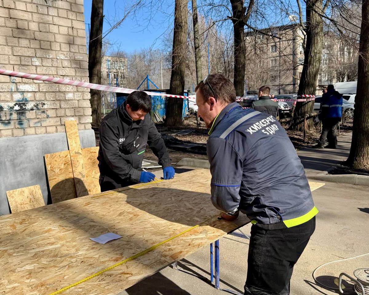 Двоє поранених і понад 140 розбитих квартир: що відбувається в Дніпрі після обстрілу