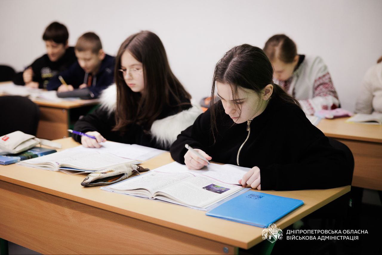 На Дніпровщині відкрили підземну школу: діти навчаються на глибині третього поверху