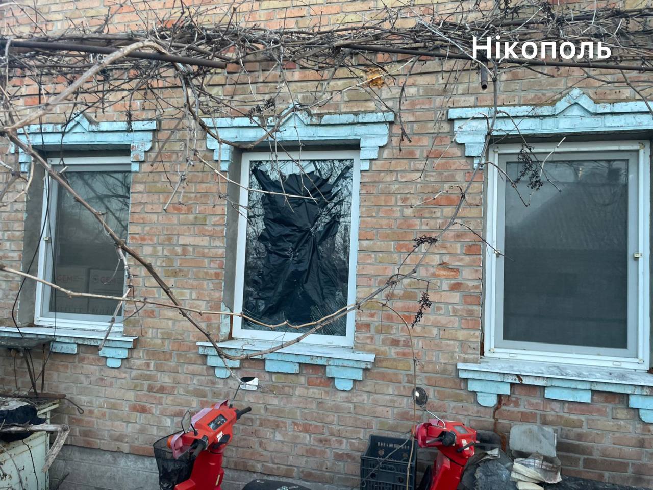 Понад 10 атак за ніч: на Дніпровщині поранена 71-річна жінка, горіли будинки та агрофірма