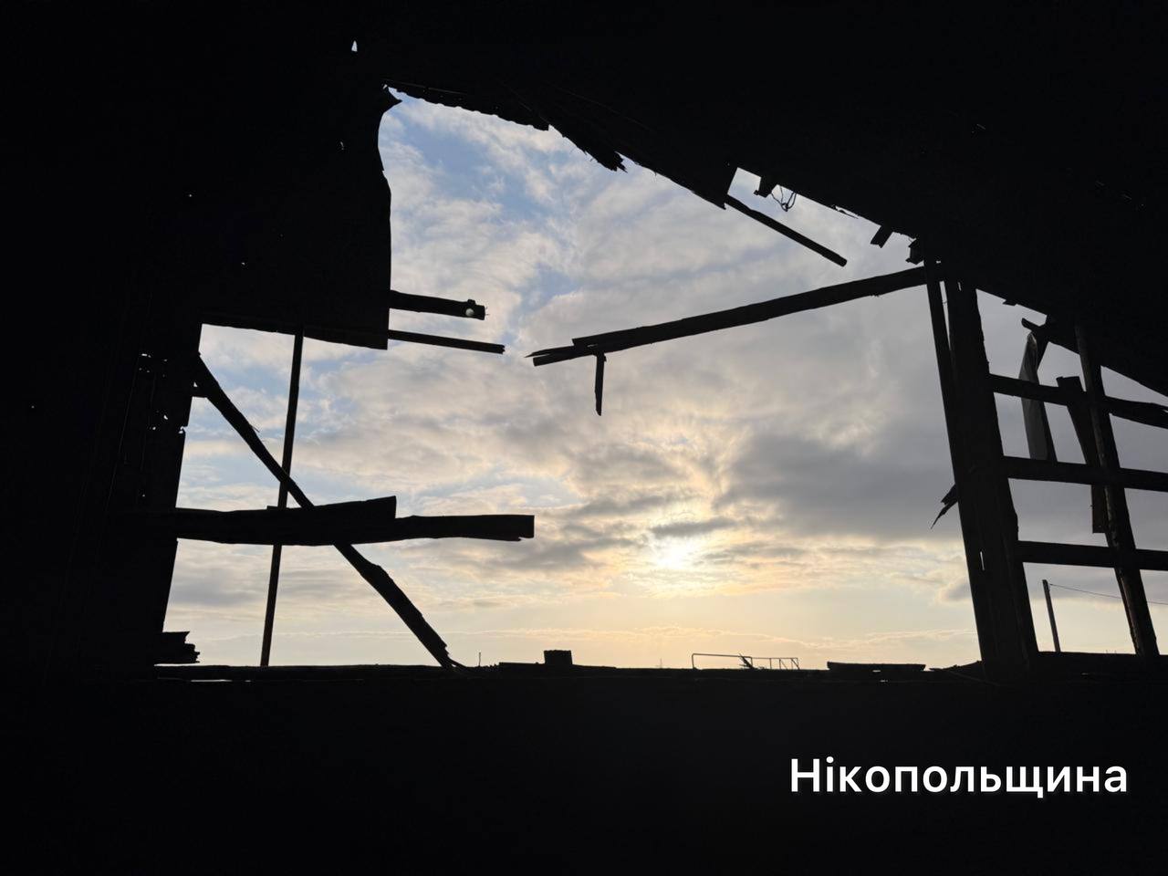 Ворог атакував три райони Дніпровщини: поранені двоє людей, є руйнування