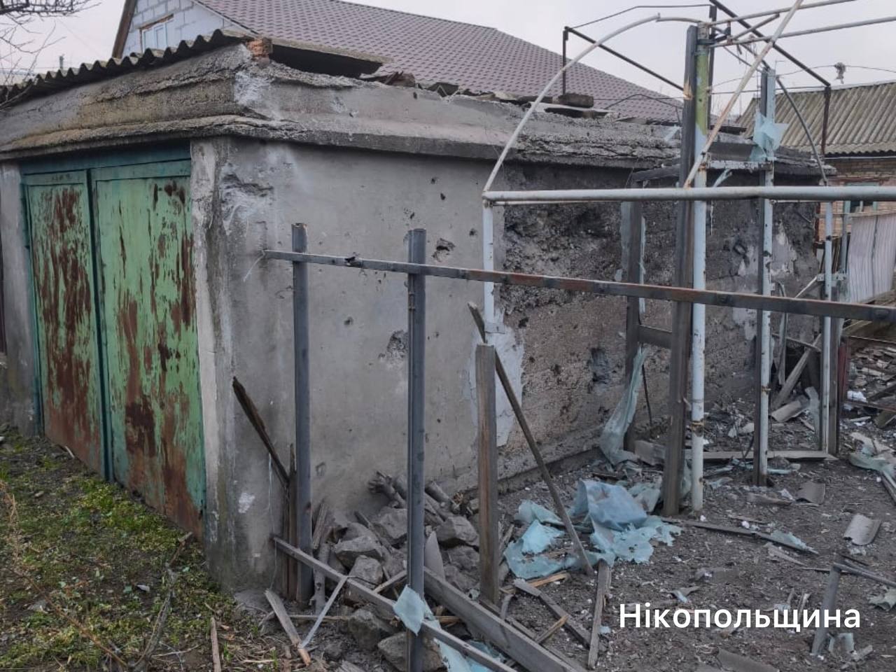 Удари по трьох районах: що відомо про нічну атаку на Дніпровщину