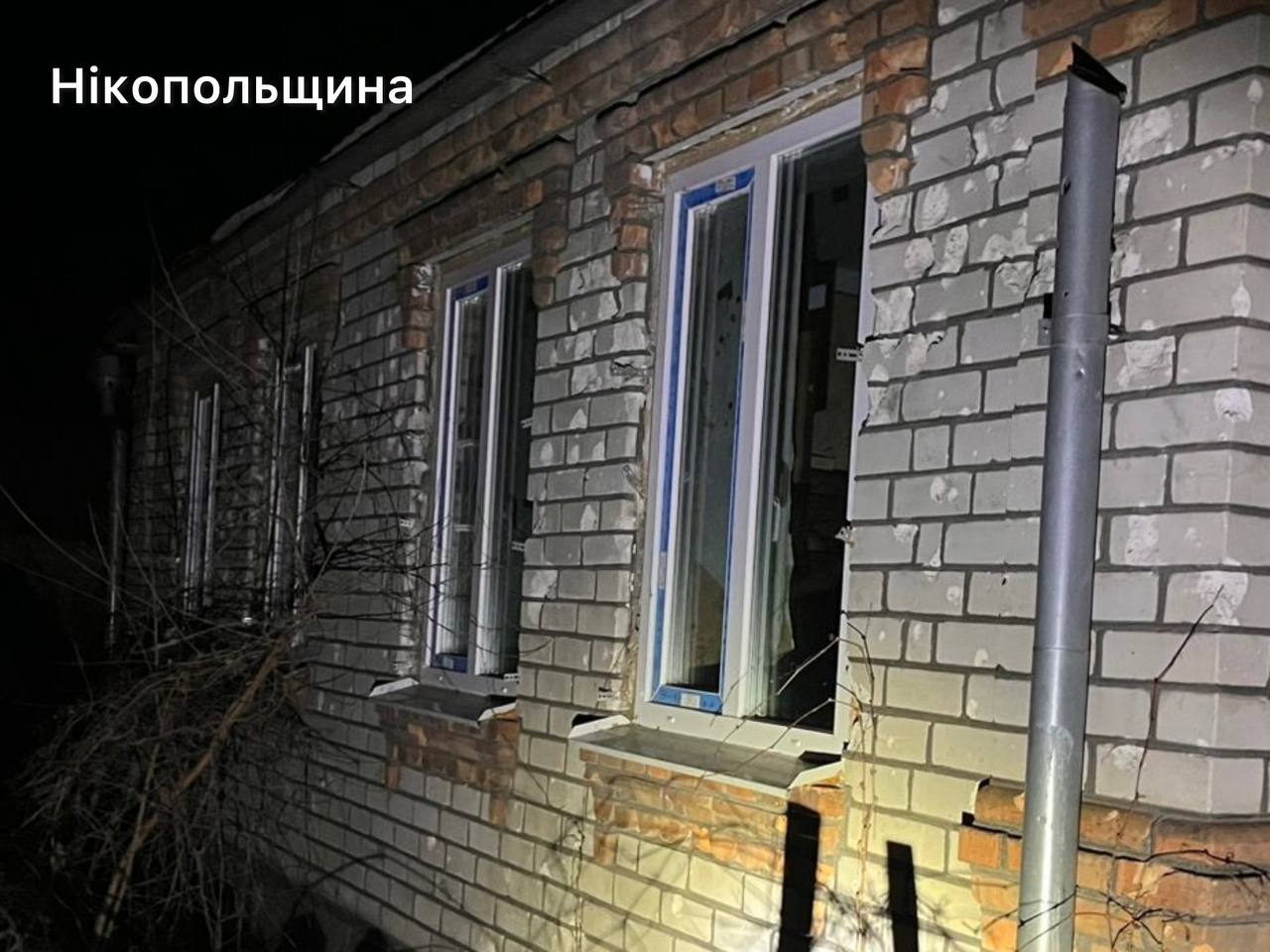 16 ударів за ніч по Дніпровщині: двоє поранених, пошкоджені будинки і пожежна частина