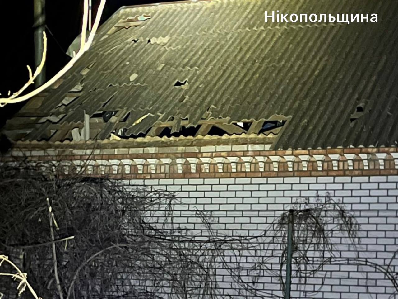 16 ударів за ніч по Дніпровщині: двоє поранених, пошкоджені будинки і пожежна частина