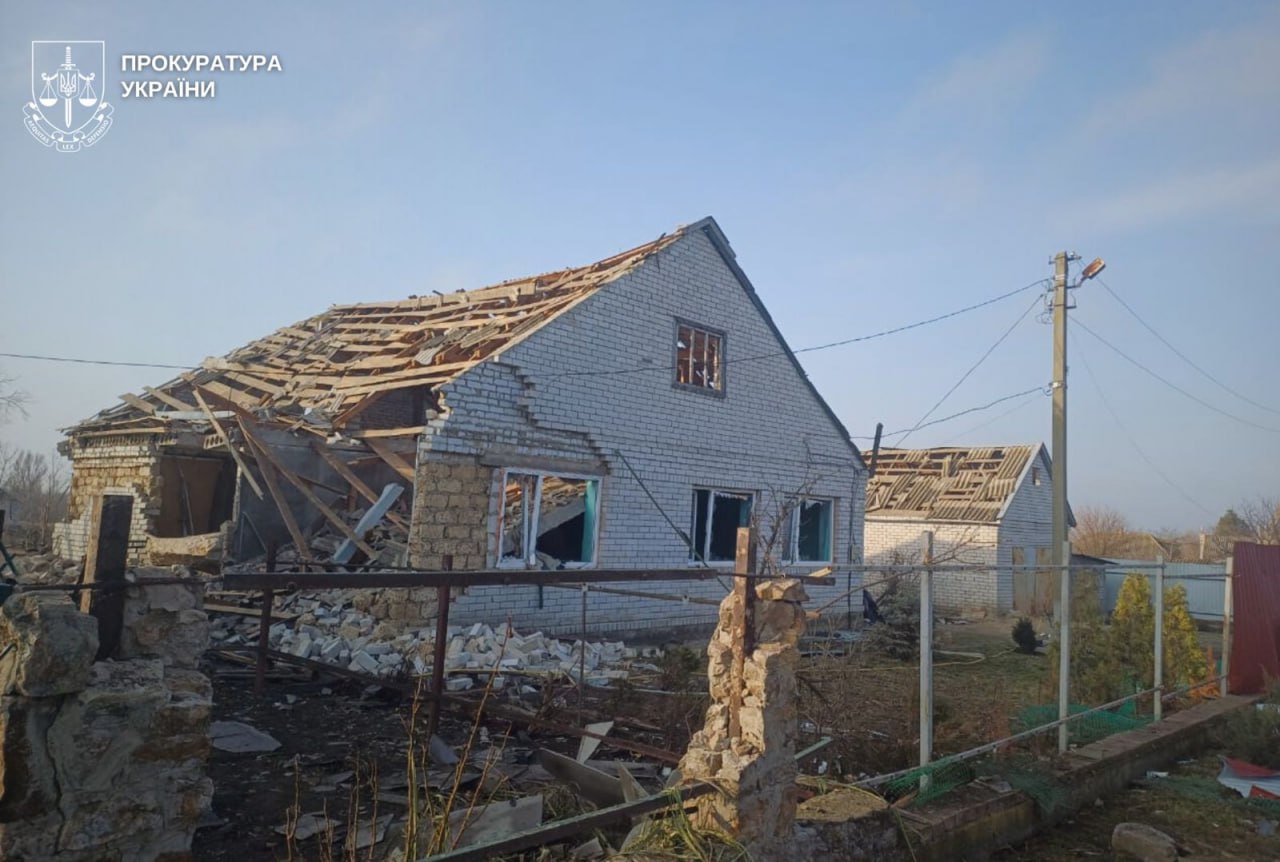 Натисни щоб дізнатись більше про: 16 ударів за ніч по Дніпровщині: двоє поранених, пошкоджені будинки і пожежна частина