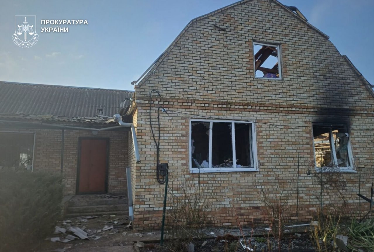 16 ударів за ніч по Дніпровщині: двоє поранених, пошкоджені будинки і пожежна частина