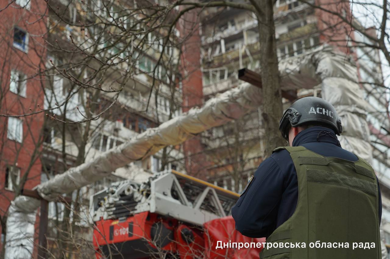 Дніпро атакували безпілотники: пошкоджено 14-поверховий будинок, є поранені (ОНОВЛЕННЯ)