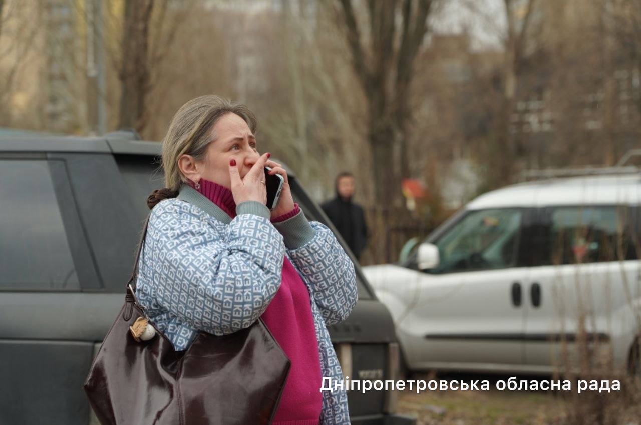 Дніпро атакували безпілотники: пошкоджено 14-поверховий будинок, є поранені (ОНОВЛЕННЯ)