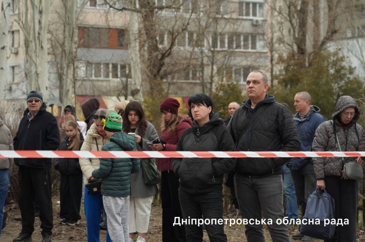 Дніпро атакували безпілотники: пошкоджено 14-поверховий будинок, є поранені (ОНОВЛЕННЯ)