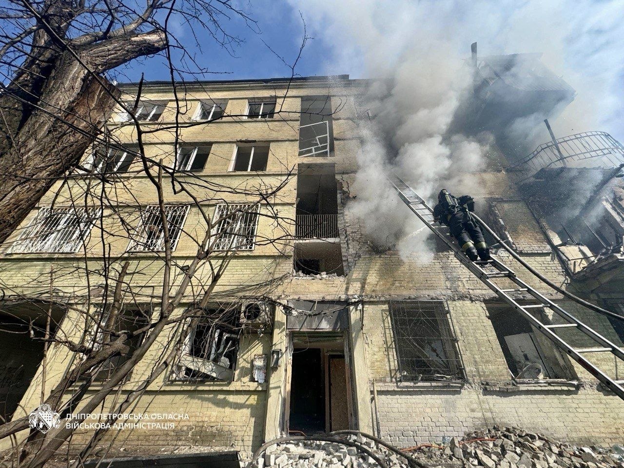Ворог атакував область: три райони під ударами, у Дніпрі пошкоджена багатоповерхівка