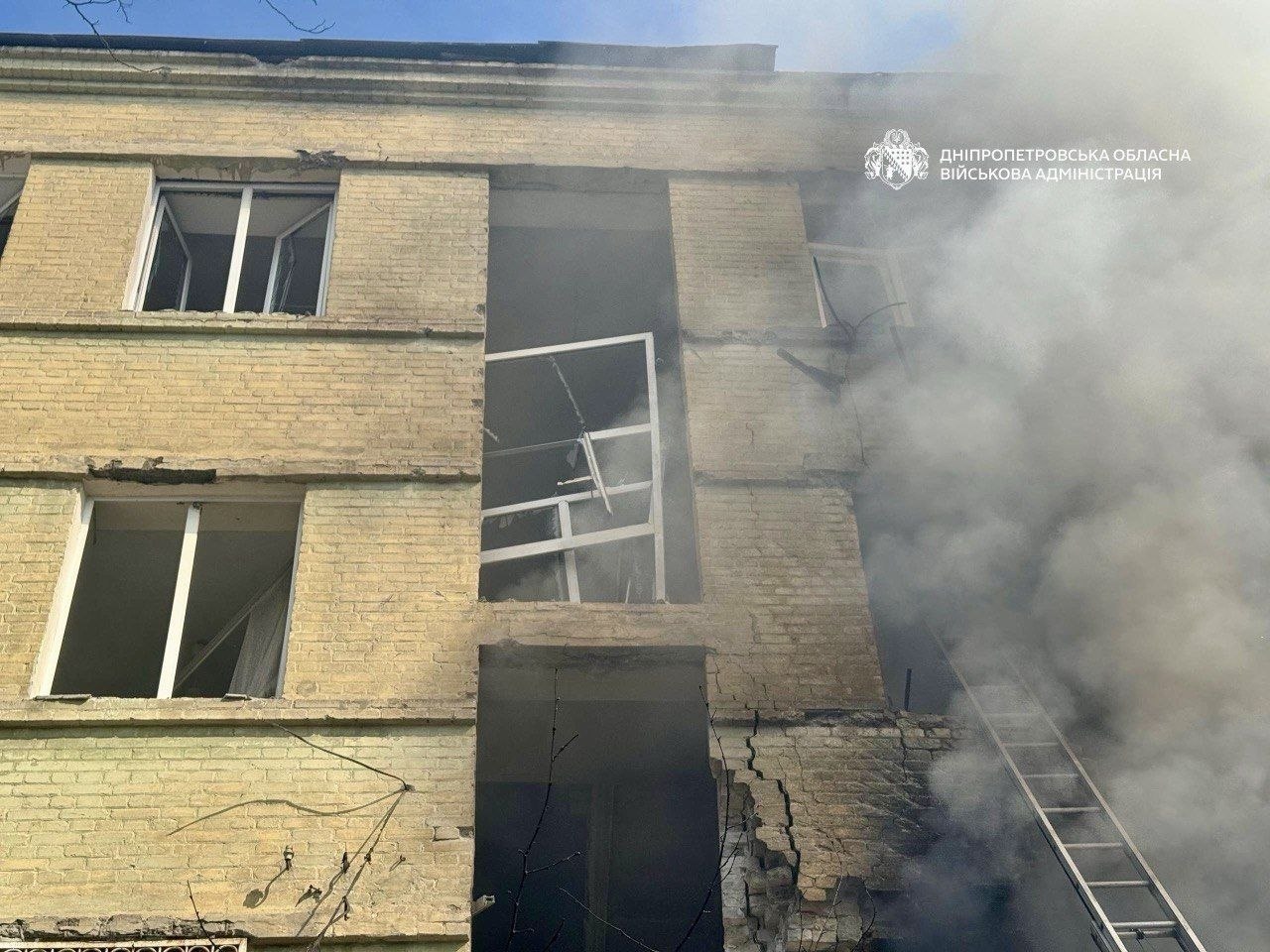 Обстріл у центрі Дніпра: пʼятеро поранених, пошкоджені сім будинків і гімназія