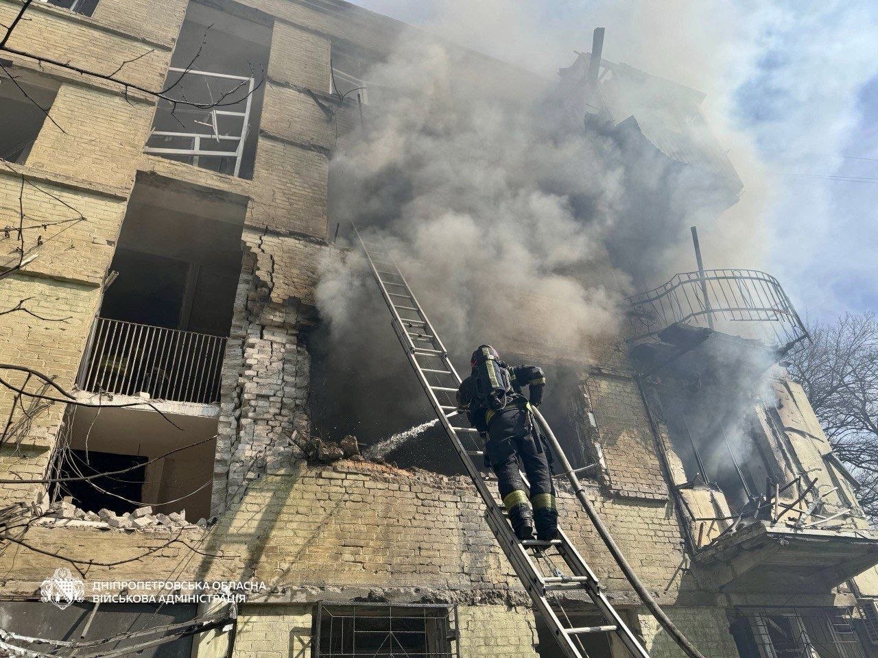 Обстріл у центрі Дніпра: пʼятеро поранених, пошкоджені сім будинків і гімназія