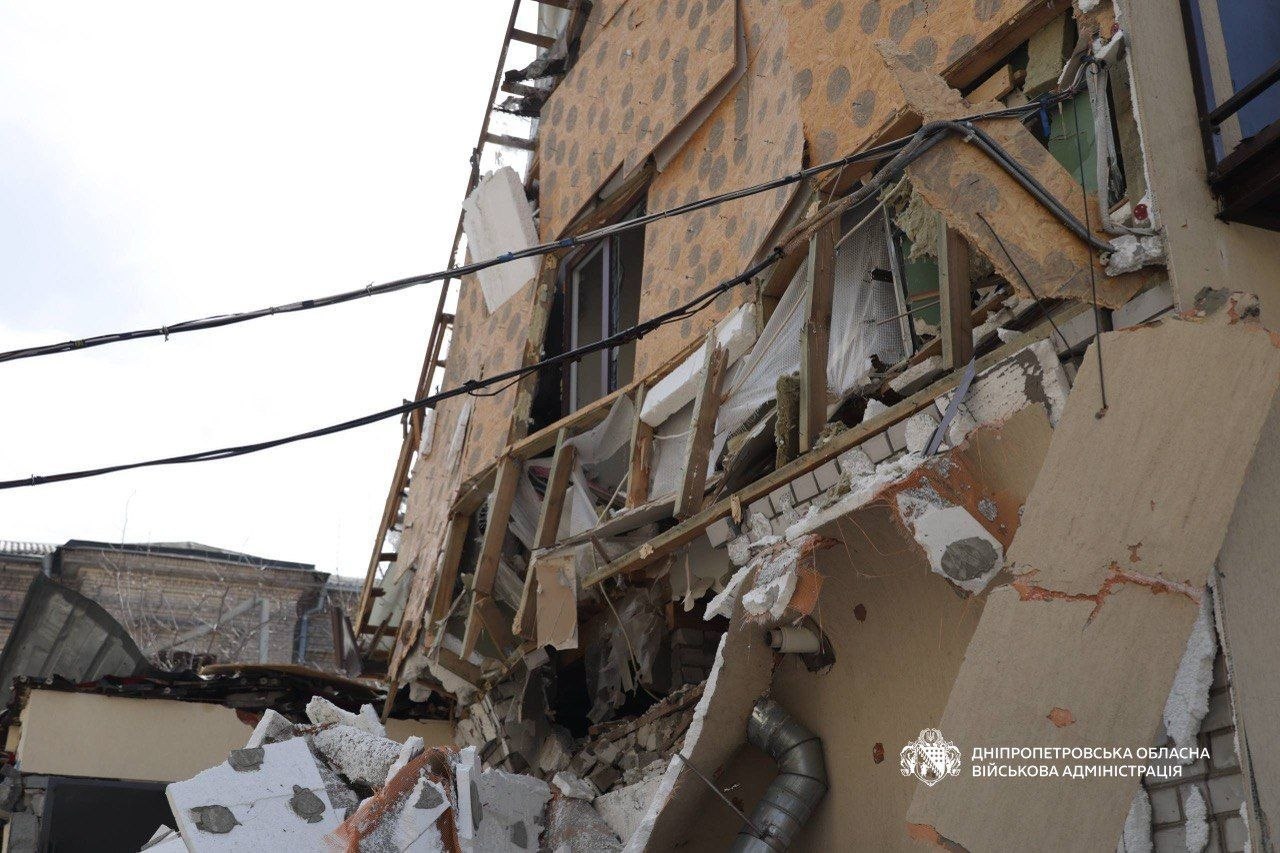 Обстріл у центрі Дніпра: пʼятеро поранених, пошкоджені сім будинків і гімназія