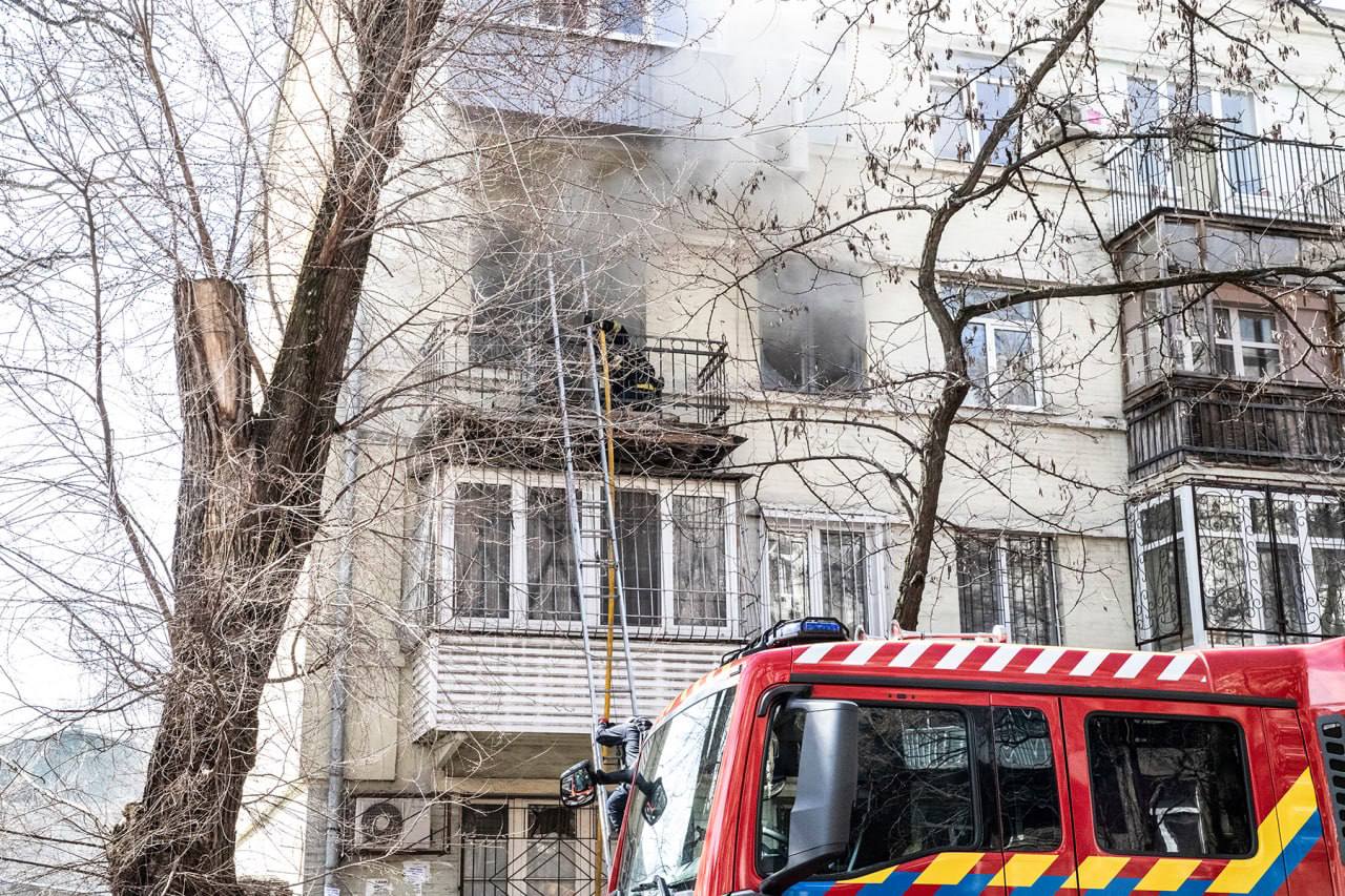 Обстріл у центрі Дніпра: пʼятеро поранених, пошкоджені сім будинків і гімназія