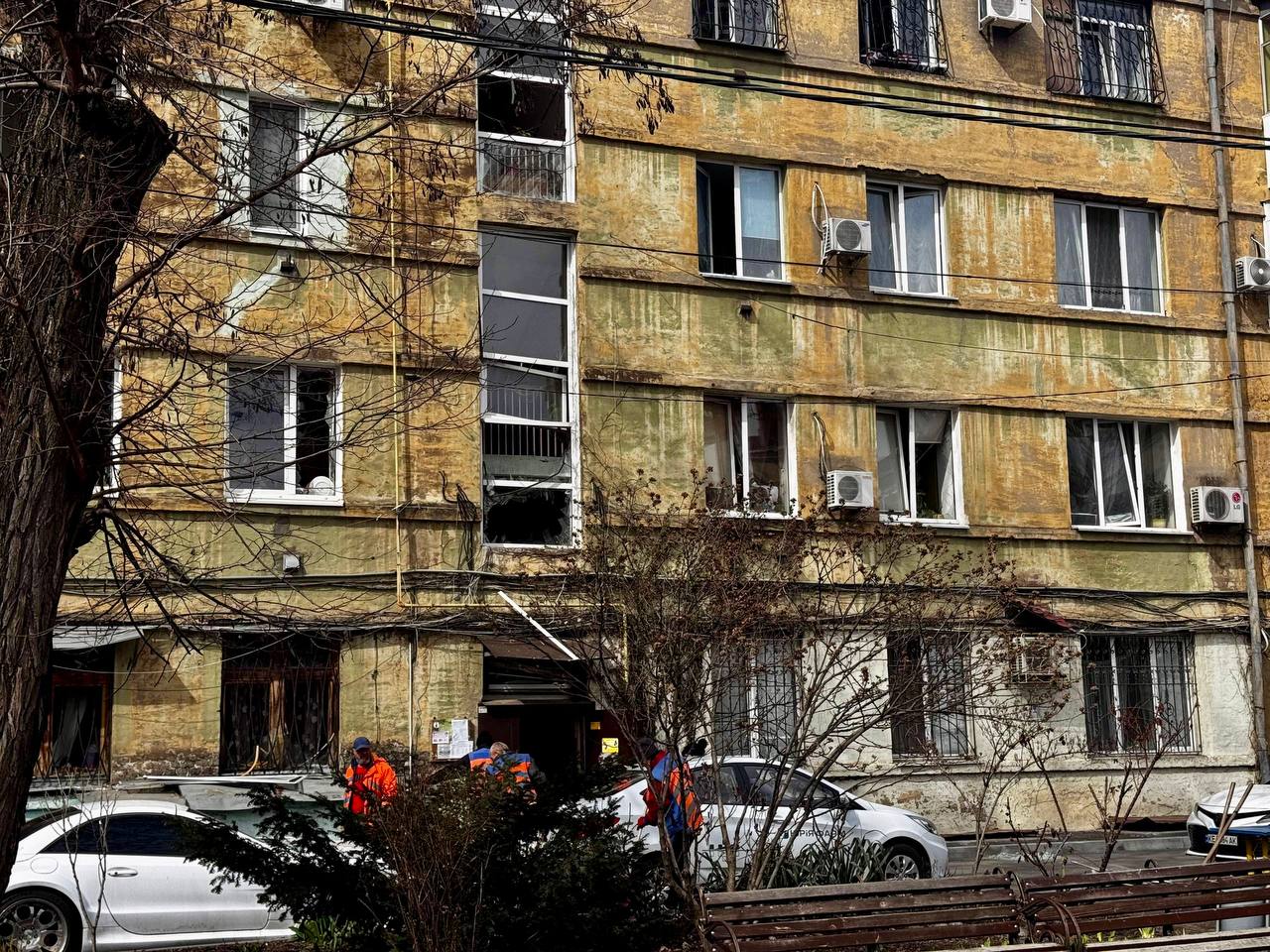 Обстріл у центрі Дніпра: пʼятеро поранених, пошкоджені сім будинків і гімназія