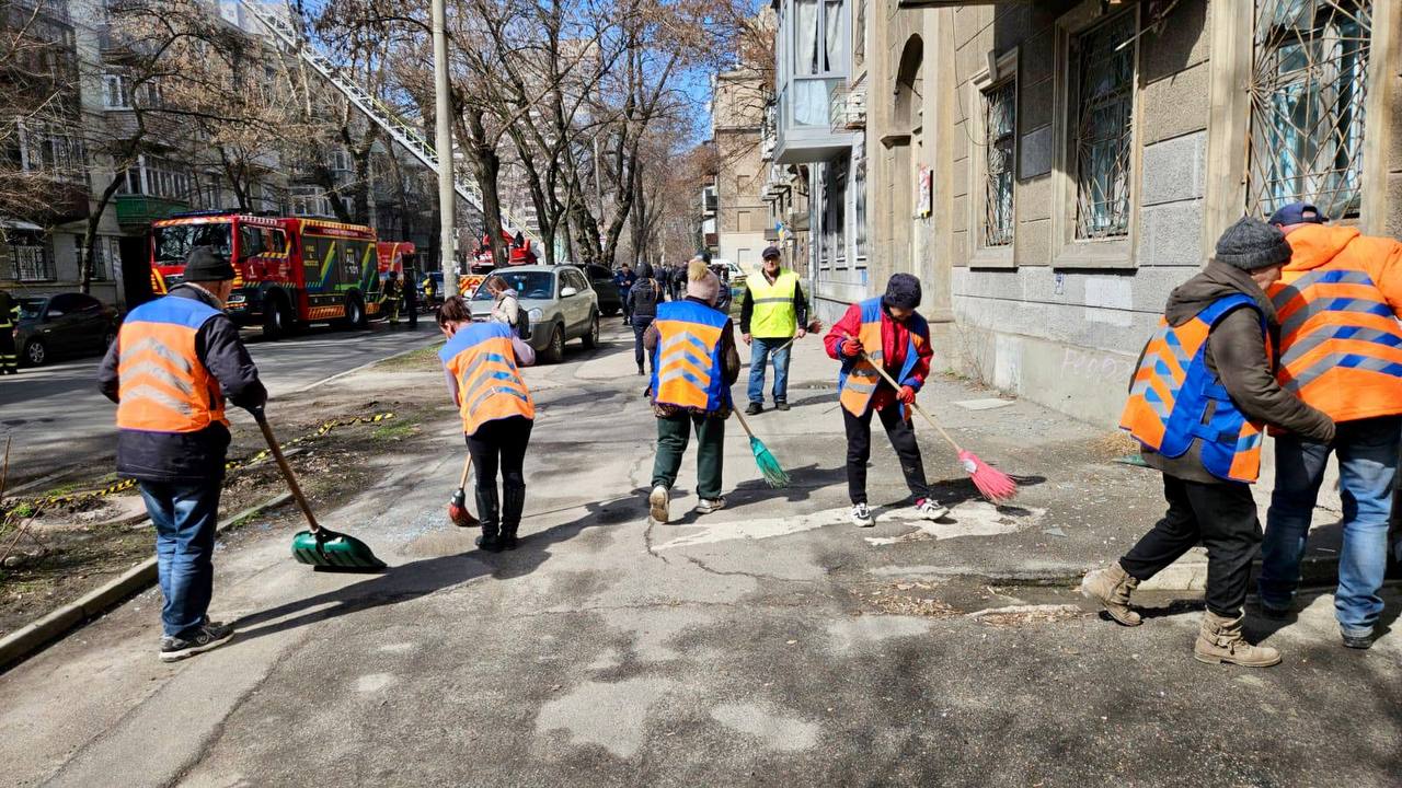 Обстріл у центрі Дніпра: пʼятеро поранених, пошкоджені сім будинків і гімназія