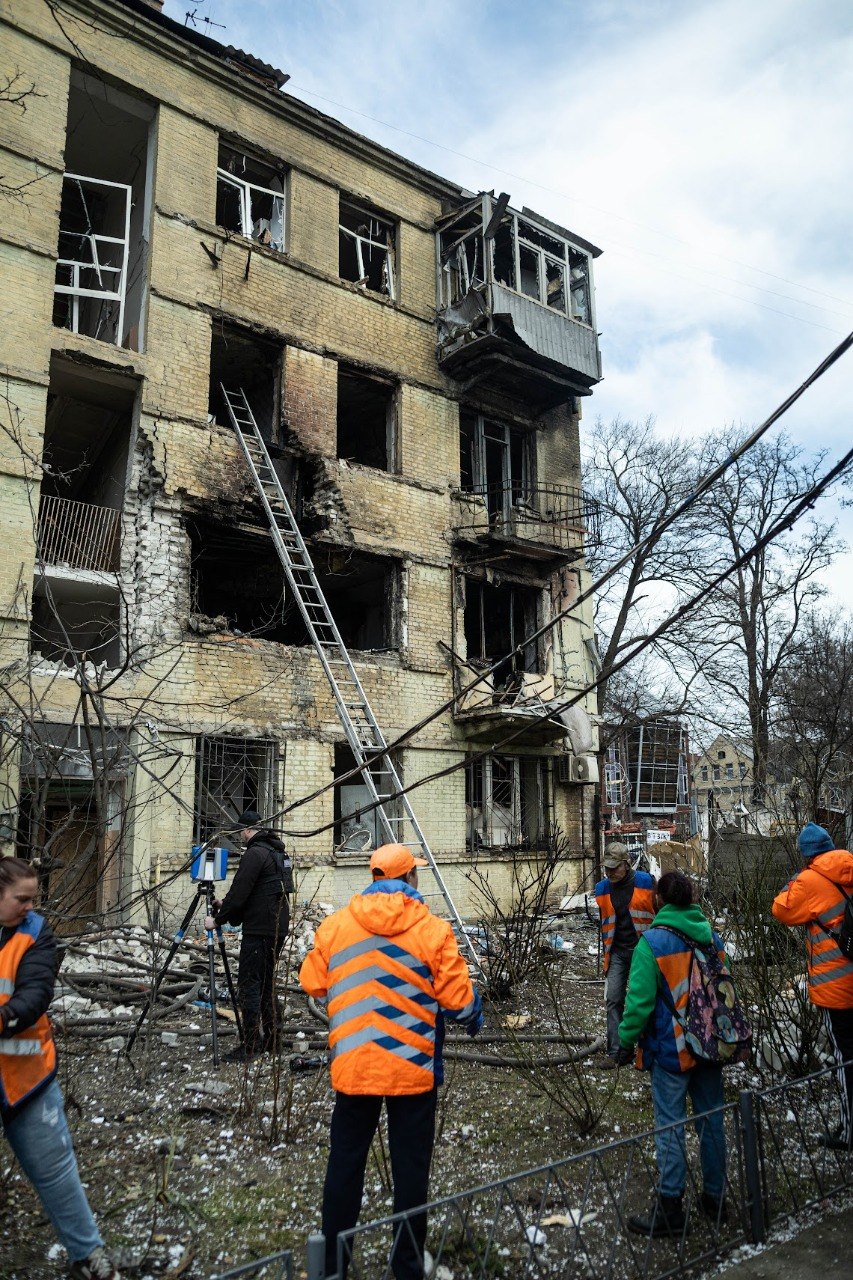 Як Дніпро оговтується після двох атак – фоторепортаж із місць ударів